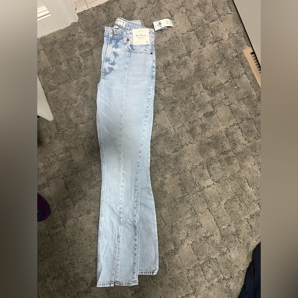 Abercrombie & Fitch the skinny high rise with front slit. Size 26/2. Curve love.